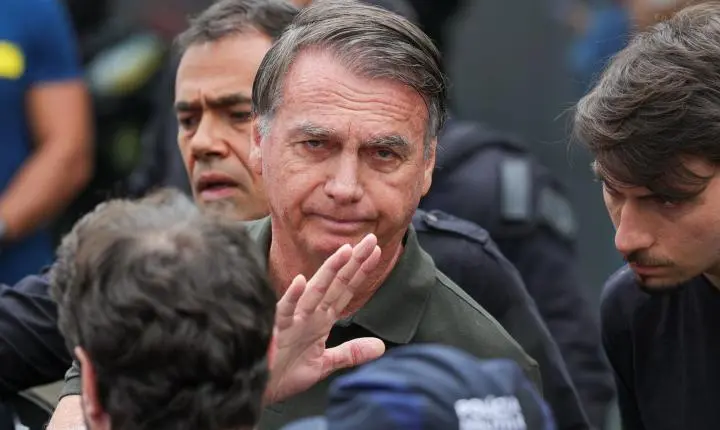 Delegado solicita ao STF autorização para ouvir Bolsonaro sobre arma