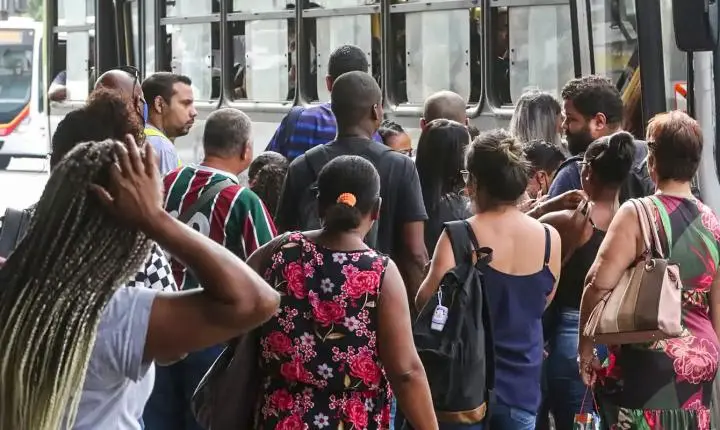 Desemprego de longa duração recua 21,7% e atinge menor patamar histórico, aponta IBGE