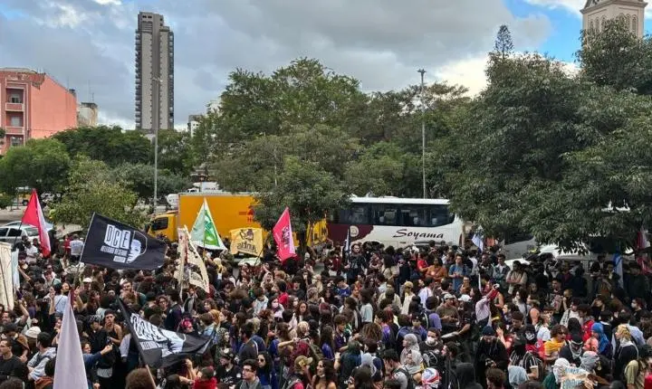 Estudantes em São Paulo protestam contra políticas educacionais e precarização do ensino