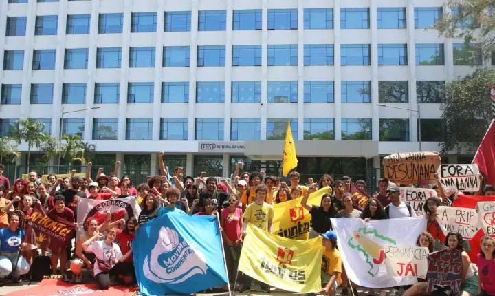 Estudantes da USP encerram paralisação de quase dois meses