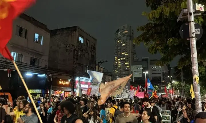 Estudantes de SP protestam contra cortes em universidades públicas
