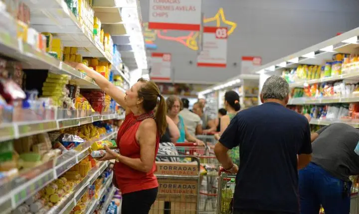 Debate sobre jornada de trabalho: especialistas divergem sobre impactos econômicos