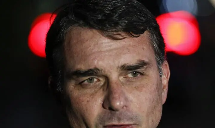 Flávio Bolsonaro reconhece contato com banqueiro Daniel Vorcaro, mas refuta ilegalidade