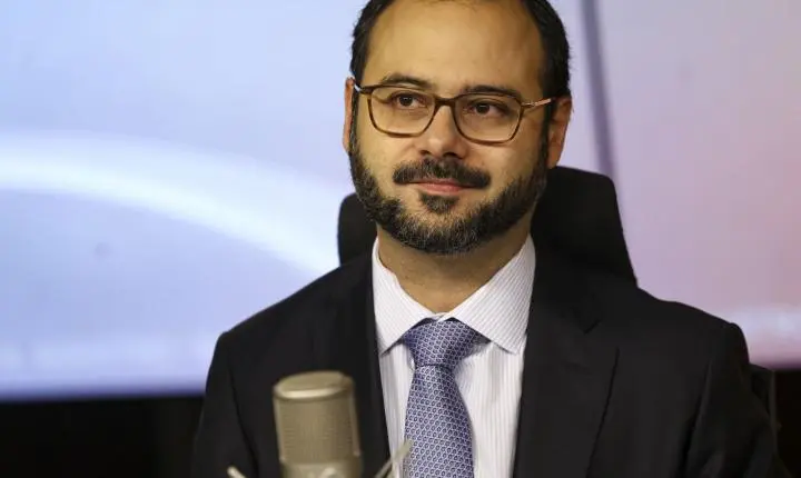 Governo estuda ampliar contratação de funcionários por MEIs após fim da escala 6x1
