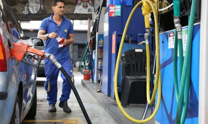 Governo federal define subvenção de R$ 0,44 por litro para a gasolina