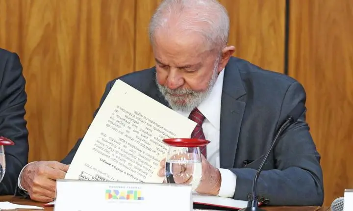 Lula barra projeto que equiparava estágio a experiência profissional