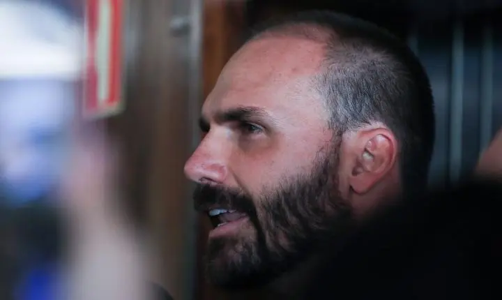 Mendonça solicita vista e paralisa julgamento de Eduardo Bolsonaro