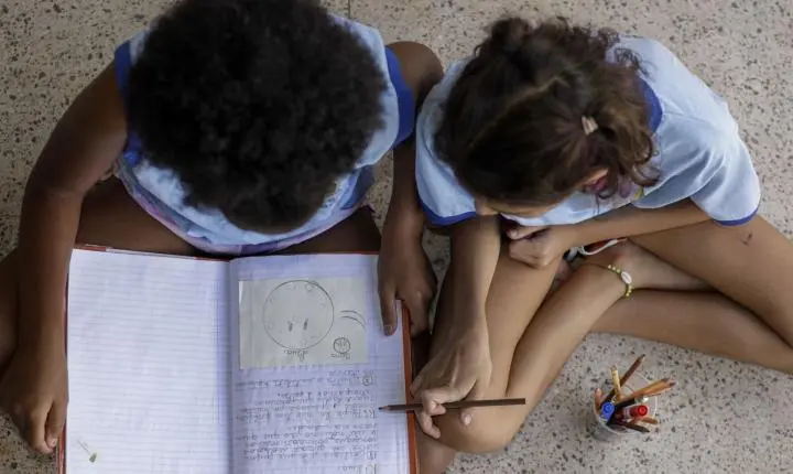 Metade dos estudantes não percebe debate antirracista nas escolas, aponta pesquisa