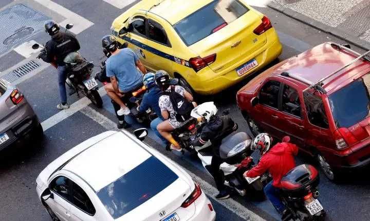 Aumento de mortes no trânsito com motos acompanha expansão de aplicativos de entrega