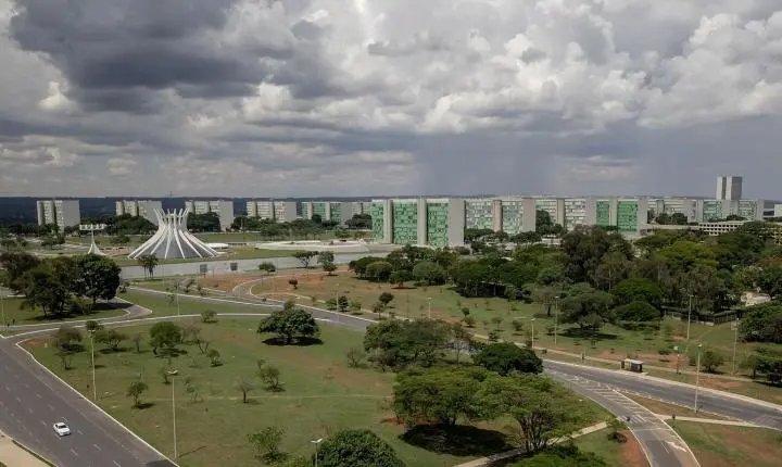 Mulheres e negros avançam em cargos públicos, mas desigualdade persiste no alto escalão