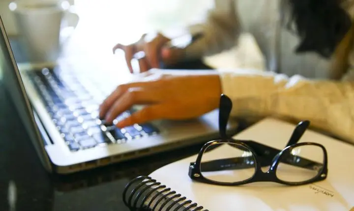 ONU Mulheres alerta para a escalada da violência digital contra jornalistas