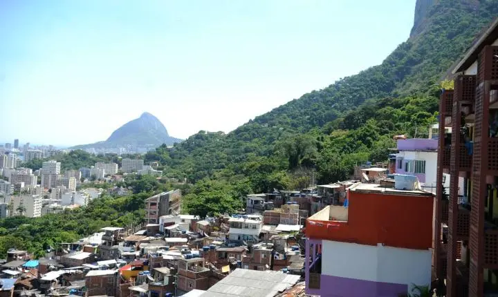 Ação policial na zona sul do Rio resulta em seis prisões e passageiro ferido dentro de ônibus