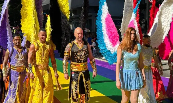 Parada do Orgulho LGBT+ exibe urna gigante na Avenida Paulista