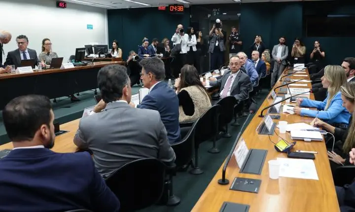 Pedido de vista adia votação de PEC que visa acabar com escala 6x1