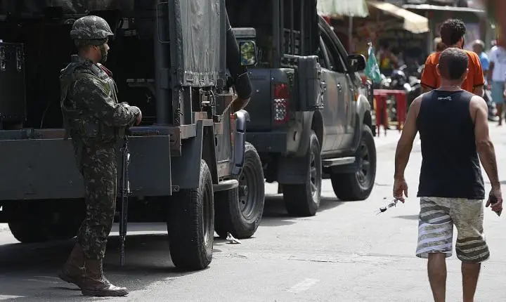 Operação policial em busca de 56 mandados de prisão na Maré, Rio de Janeiro
