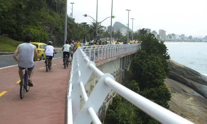 Ciclovia Tim Maia é interditada no Rio de Janeiro devido a ondas de 2 metros