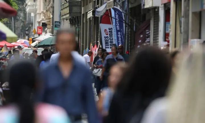 Desemprego entre pessoas pretas supera o de brancos em 55%, segundo o IBGE